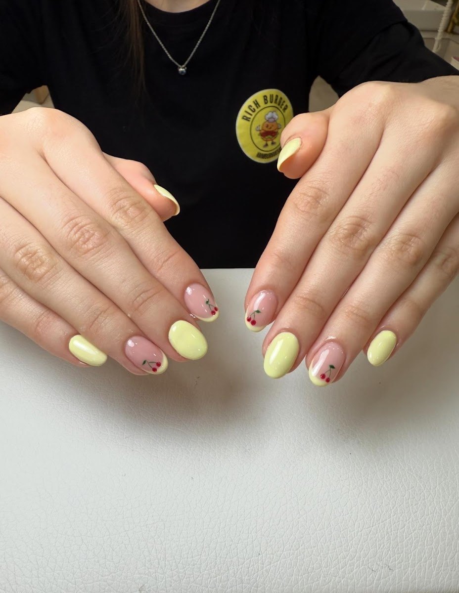 Uñas amarillo pastel con francesa y detalle