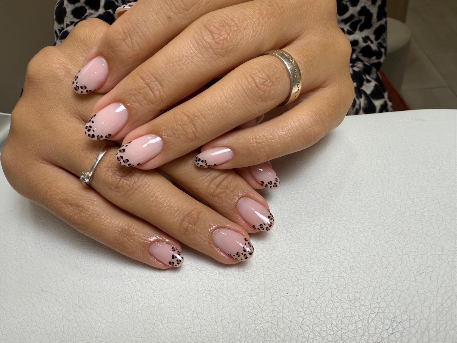 Manicura francesa con detalle de leopardo