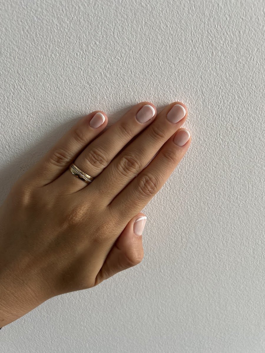 Manicura nude con brillo