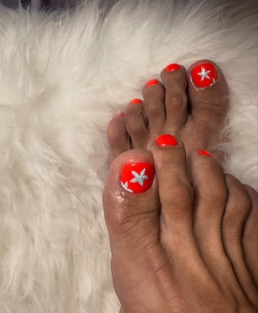 Pedicura roja con estrella